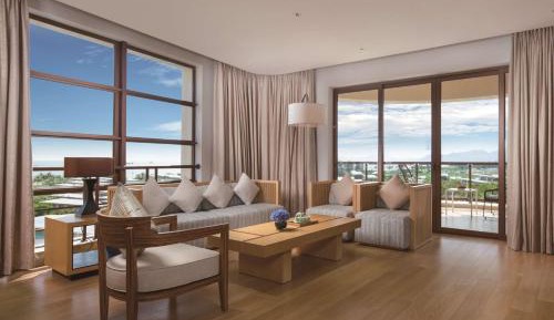 One-Bedroom King Suite with Garden View