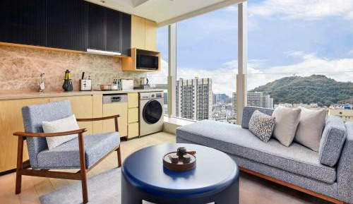 One-Bedroom Junior King Studio with Queen Bed