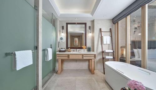Deluxe King Room with Lake View