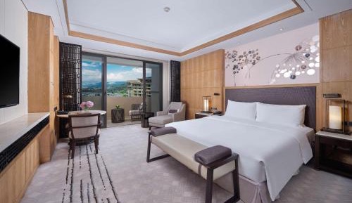 Premier King Room with Lake View