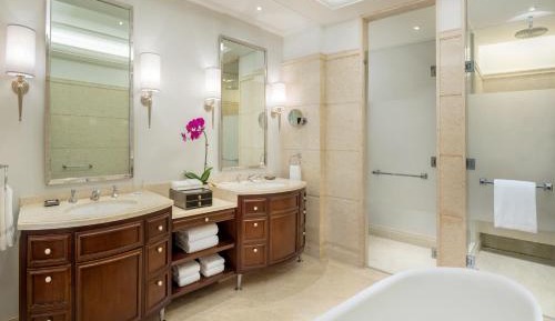 Deluxe Suite with Pool