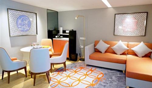 Two-Bedroom Suite with One King Bed and Two Twin Beds - Kids Theme