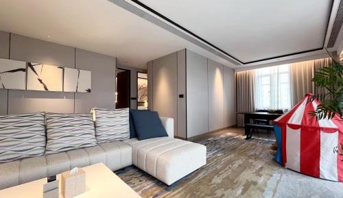 One-Bedroom King Suite with Kid Bed - Kids Theme