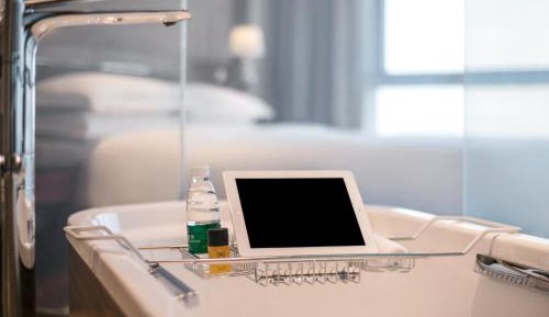 Towers Panaroma Suite, Tower Lounge access level, 1 King 