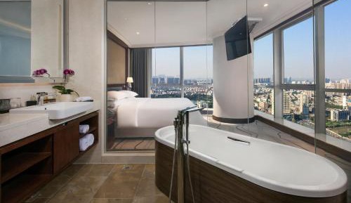 Towers King Room, Tower Lounge access level, Guest room
