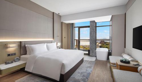 Deluxe King Room with Lake View
