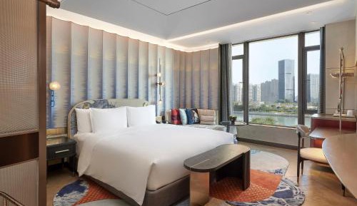 Standard King Room with Lake View