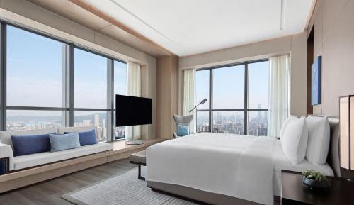 Executive Suite, Executive lounge access, 1 Bedroom Suite, 1 King, City view
