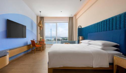 Deluxe King Room with Ocean View and Club Access