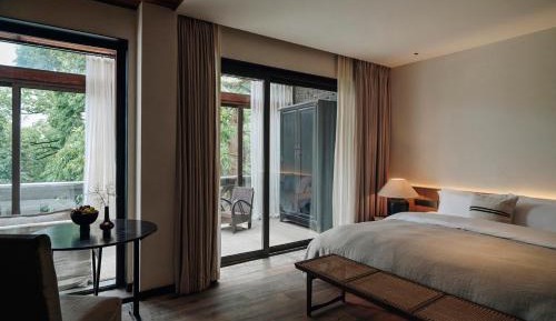 Queen Room with Pool View