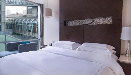 One-Bedroom Suite with City View - Club Lounge Access