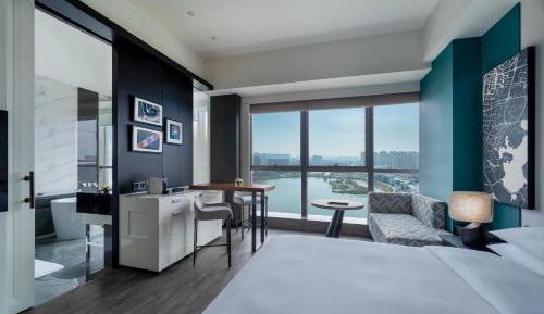 Deluxe King Room with Lake View