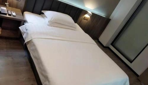 Comfortable Queen Room