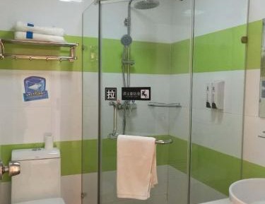 Comfortable Queen Room