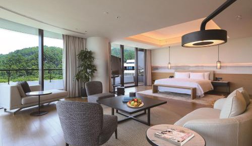 Ocean Non-Smoking Suite 
