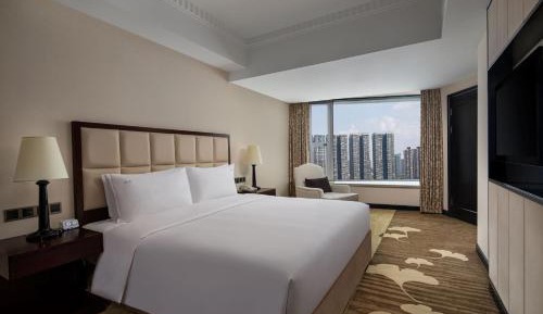 One-Bedroom King Suite with Dining Area - Lounge Access