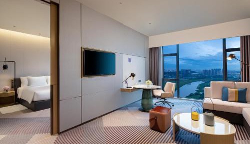 One-Bedroom Suite Lounge Access