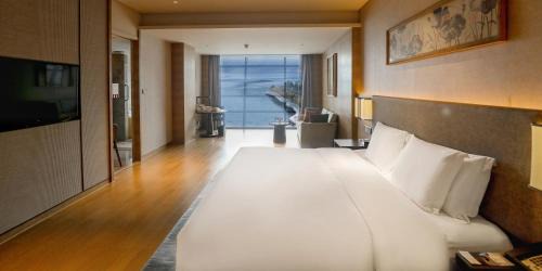 Standard King Room with Lake View