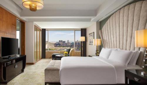 One-Bedroom Suite with Club Lounge Access