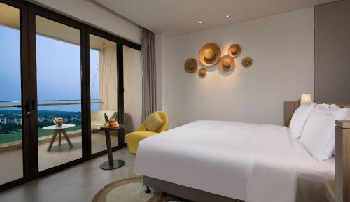 Premium King Room with Balcony and Lake View