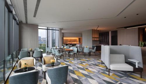 Standard King Room with Lake View - Lounge Access