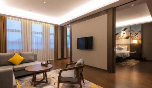 Premium Suite with Mountain View