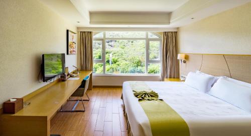 Deluxe Queen or Twin Room with Mountain View