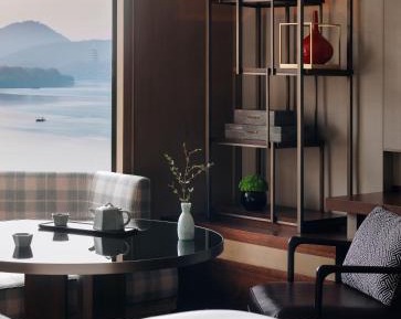 King Room with Lake View - Club Access