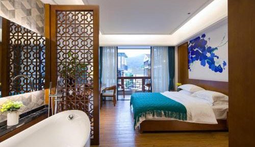 Queen Room with Private Bathroom