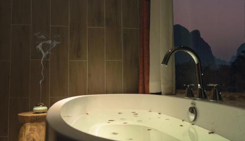 Deluxe King Room with River View & with Bathtub