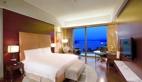 King Room with Lake View - Club Access