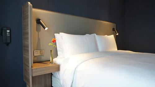 Standard Twin Room with City View and Mini-bar
