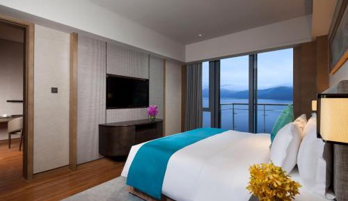 One-Bedroom King Suite with Lake View