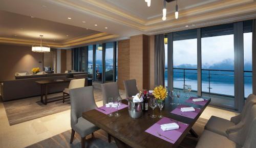1 King 1 Bedroom Premier Club Suite Living Area Lake View