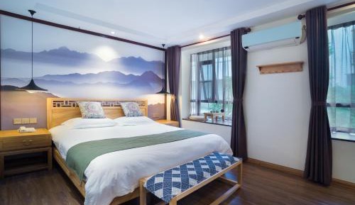 Deluxe Queen Room