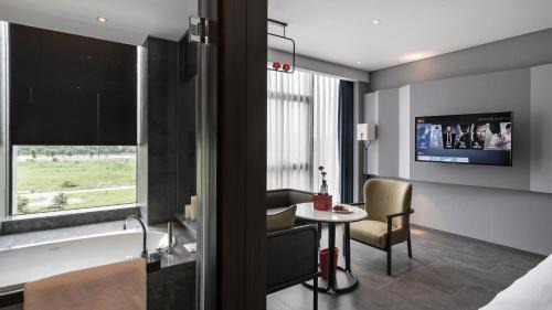 Deluxe Queen Room