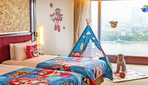Super Wings-themed River View Room
