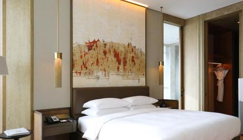 Grand Suite with Separate Living Room and Panoramic Bath