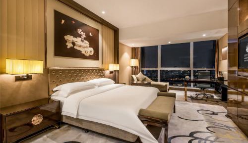Standard River View Room (King Bed)