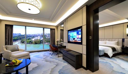 Deluxe Suite with Lake View