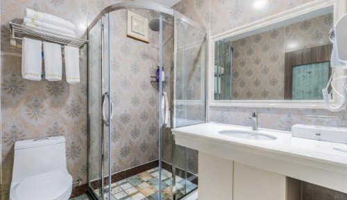 Standard Queen Room