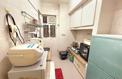 Quarry Hill Apartment | Spacious 3-bedroom apartment with living room, in awesome Kowloon tst