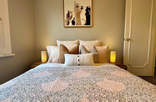 Kings Cross Apartment | Most Convenient, Modern & Cozy City Getaway w/ Parking Options!