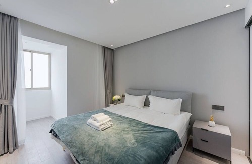 Huangpu Apartment | Walk 10 minutes to the Bund & People‘s Square & Yu Garden! 3 Bedrooms Apartment