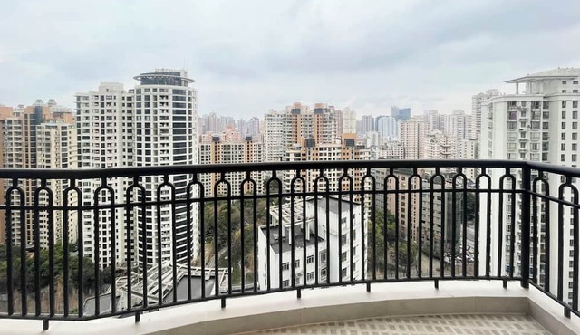 Stylish 3-Bedroom Apt Near Shanghai’s Iconic Attractions