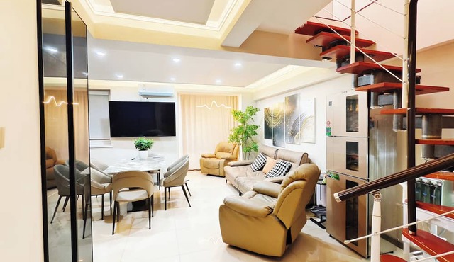 Beautiful penthouse apartment in Shenyang with full amenities, kitchen, WiFi, AC