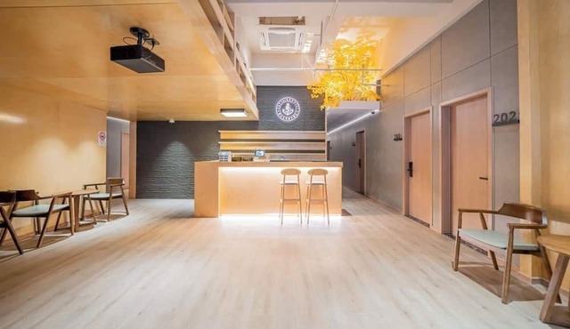 Captain No. 5 Youth Hotel